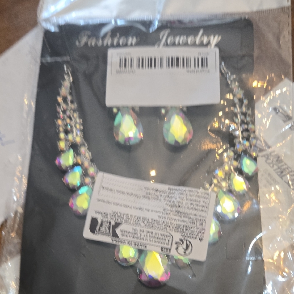 Elegant Iridescent Necklace Set NWT Never Opened